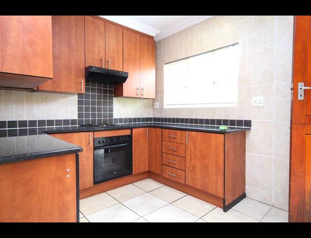 3 BEDROOM TOWNHOUSE FOR SALE IN THATCHFIELD